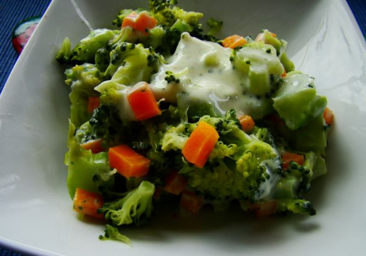 Sałatka brokułowo-marchewkowa foto