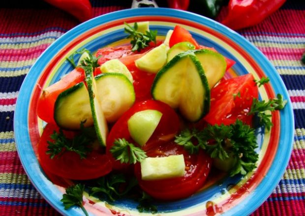 Fotografia przedstawiająca Sałatka cukiniowa z pomidorem i natką pietruszki