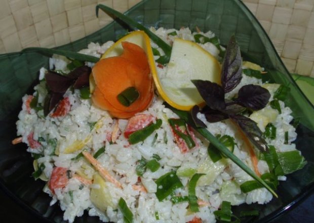 Fotografia przedstawiająca Sałatka  cukiniowo  ryżowa