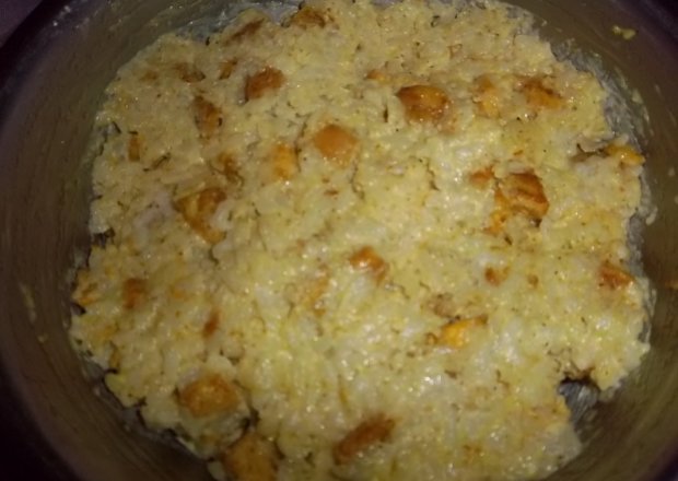 Fotografia przedstawiająca sałatka curry ryż i indyk