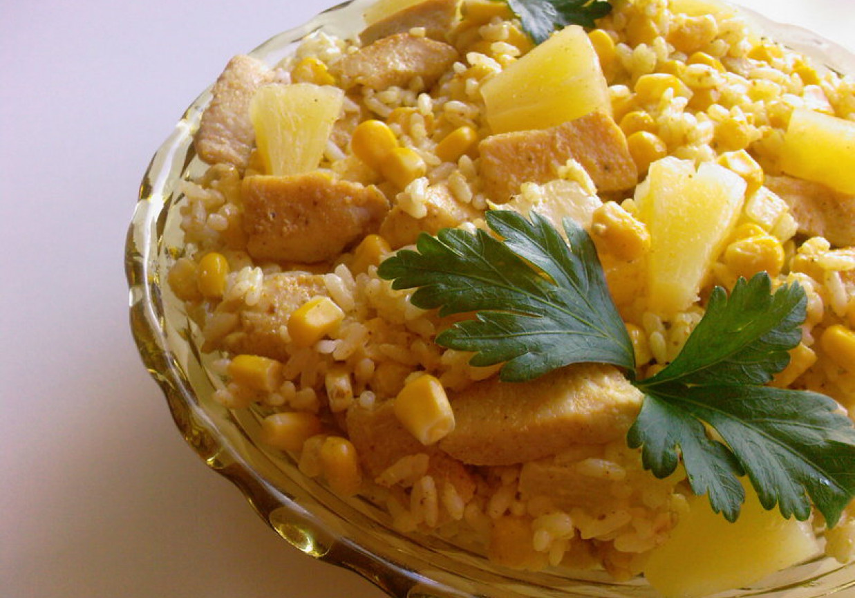 Sałatka curry z kurczakiem, ananasem i ryżem foto