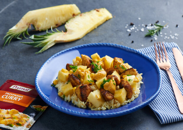 Fotografia przedstawiająca Sałatka curry z kurczakiem, ananasem i ryżem