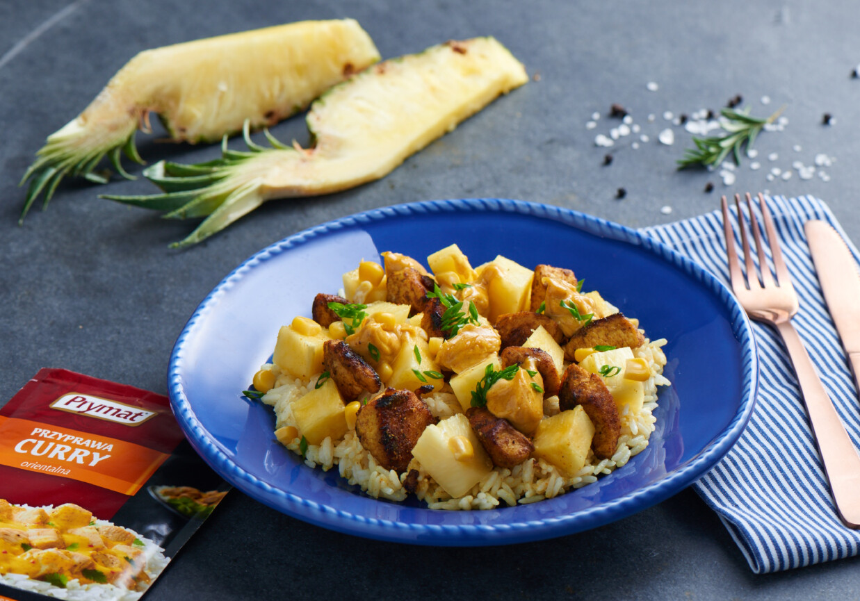 Sałatka curry z kurczakiem, ananasem i ryżem foto
