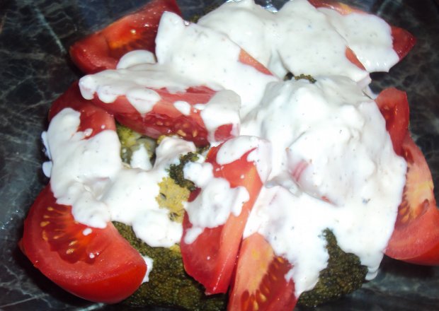 Fotografia przedstawiająca Sałatka czosnkowa z brokułem i pomidorem