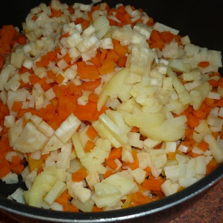 Krok 1 - Sałatka czosnkowa z groszkiem i natką foto