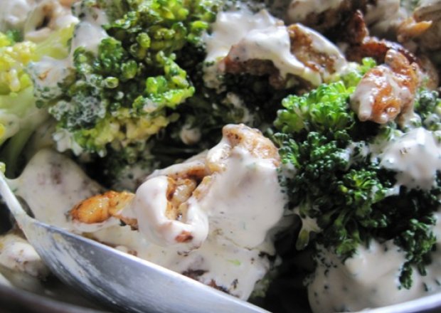 Fotografia przedstawiająca Sałatka czosnkowa z kurczakiem i brokułami