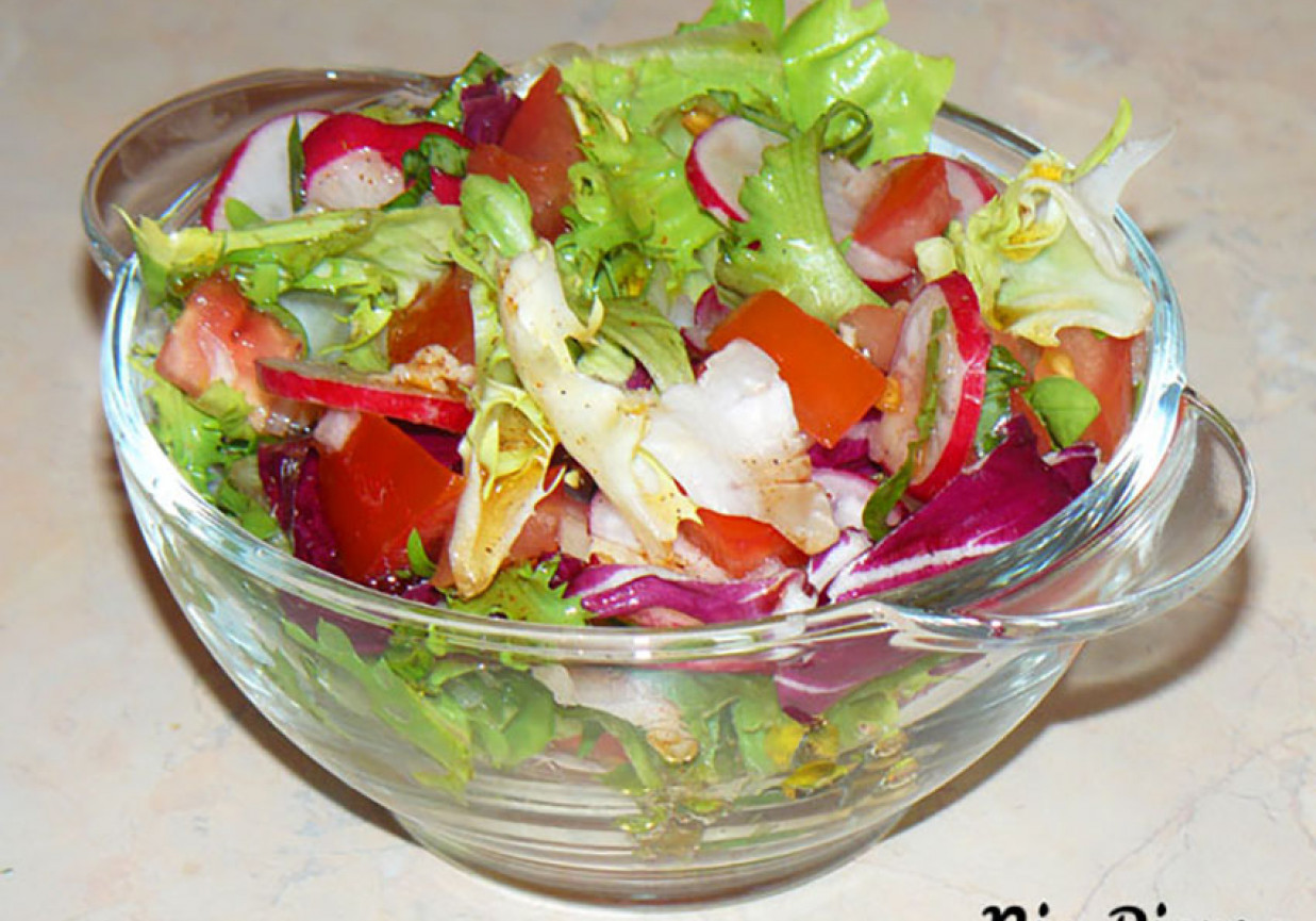 Prosta sałatka do grilla z sosem ziołowo-czosnkowym foto