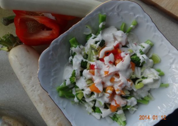 Fotografia przedstawiająca Sałatka do obiadu z białą rzodkwią