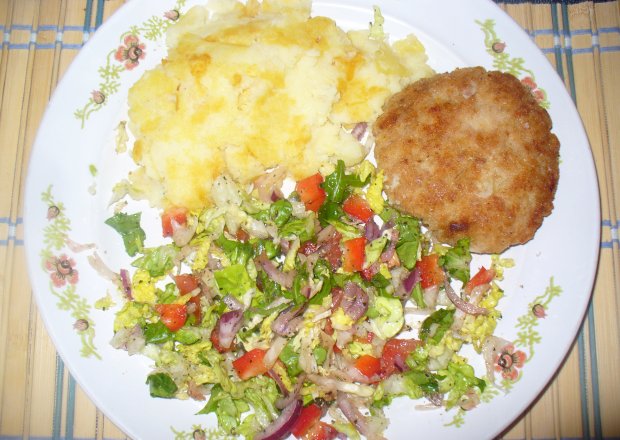 Fotografia przedstawiająca Sałatka do obiadu z mielonym i ziemniakami