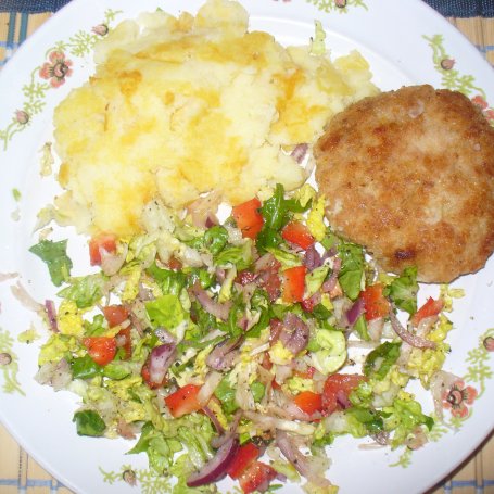 Krok 5 - Sałatka do obiadu z mielonym i ziemniakami foto