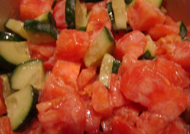 Fotografia przedstawiająca Sałatka do obiadu z pomidora i ogórka