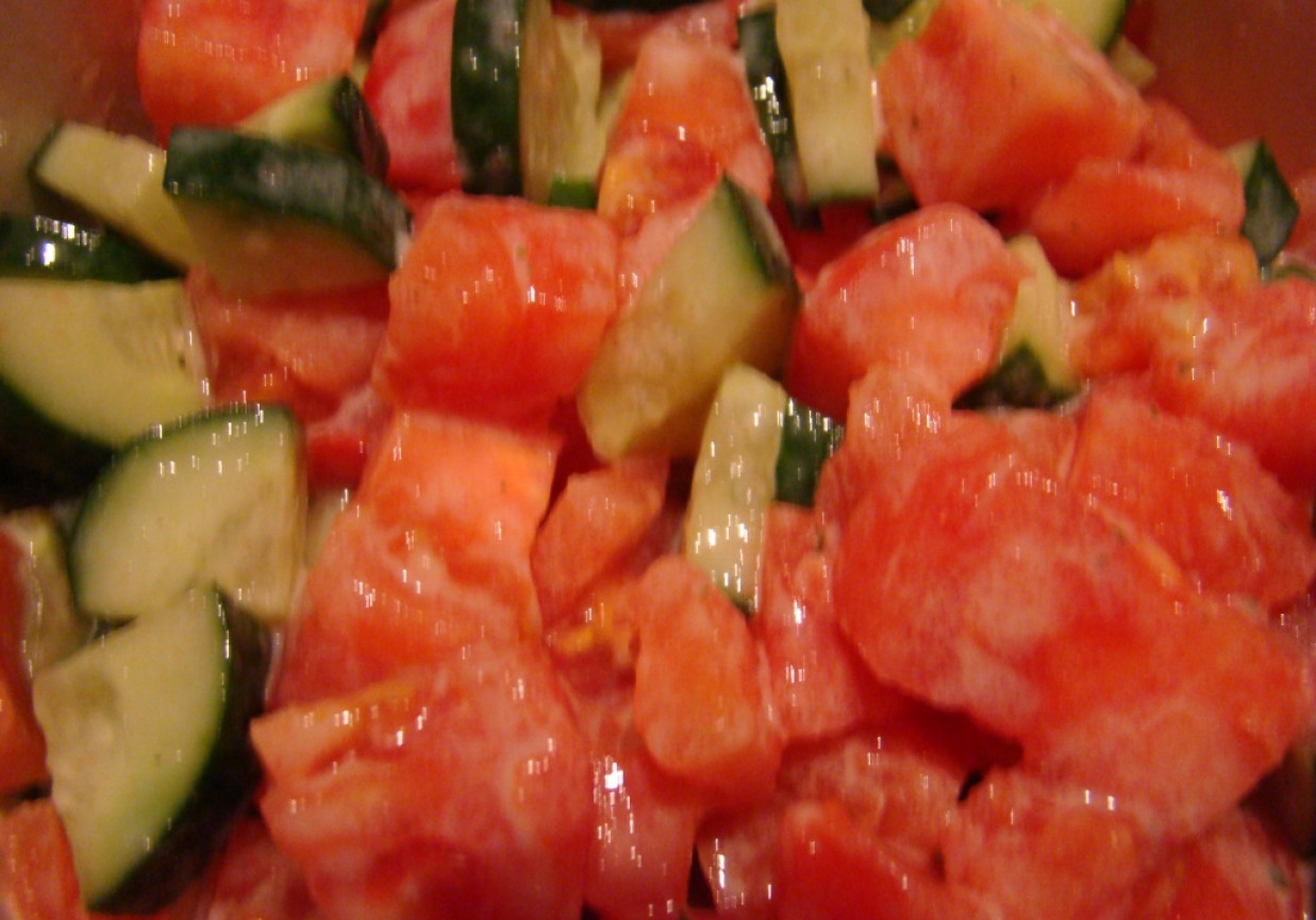 Sałatka do obiadu z pomidora i ogórka foto