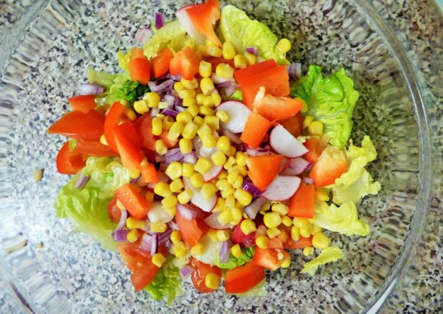 Fotografia przedstawiająca salatka do obiadu