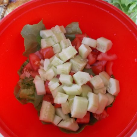 Krok 3 - Sałatka do ziemniaków z warzywami i serem feta foto