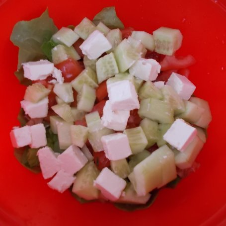 Krok 4 - Sałatka do ziemniaków z warzywami i serem feta foto