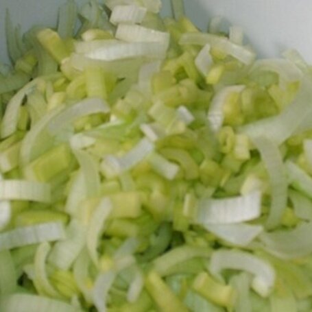 Krok 3 - Sałatka Eli z pomidorkami i paluszkami surimi foto