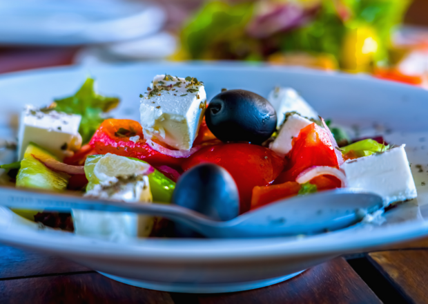 Fotografia przedstawiająca Sałatka grecka z sosem czosnkowym