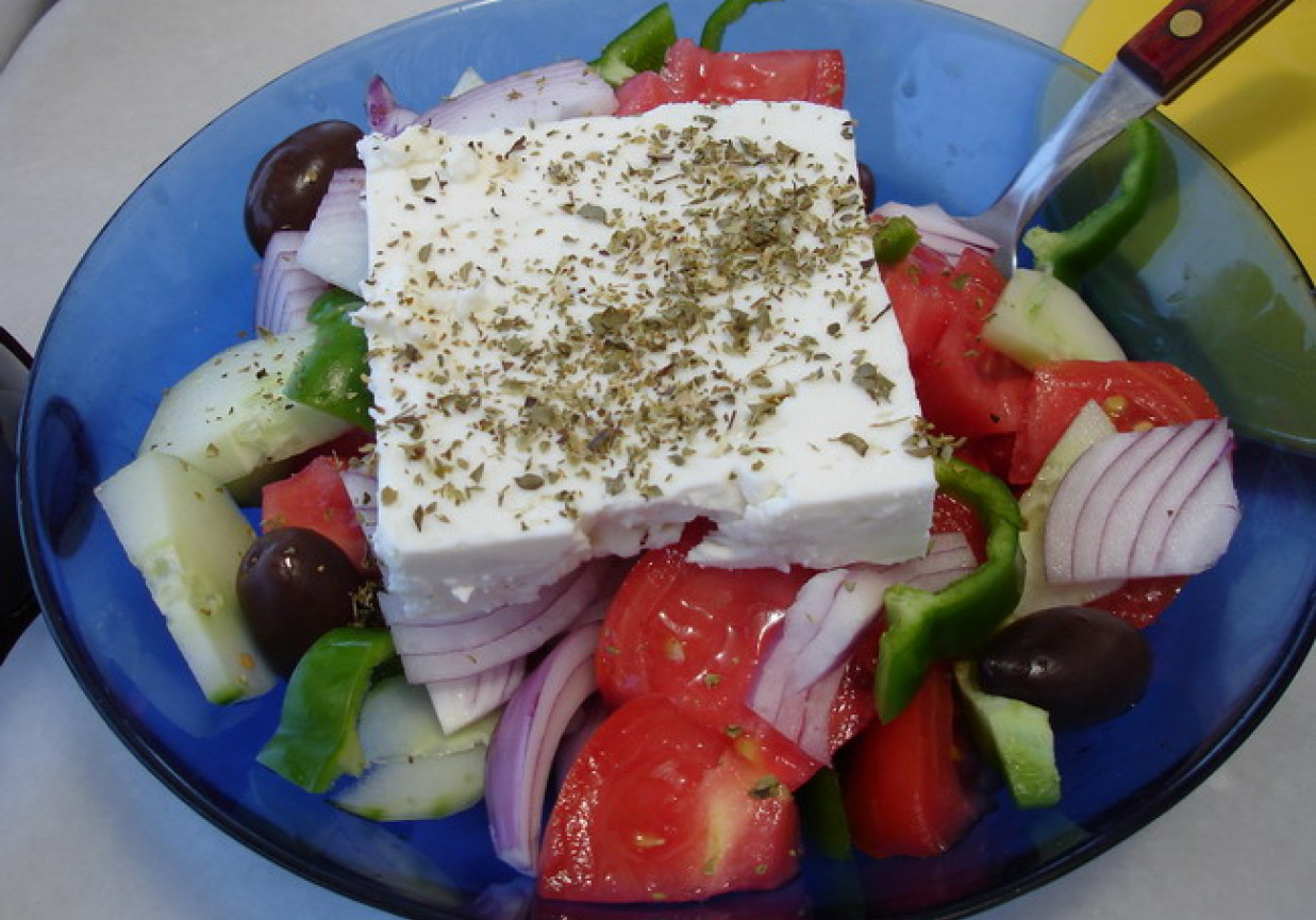 Salatka grecka z fetą foto