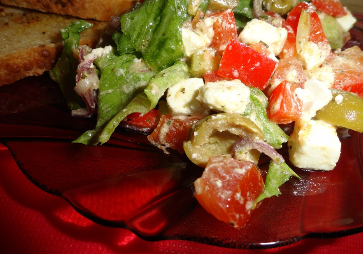 Sałatka grecka z grzankami ziołowymi foto