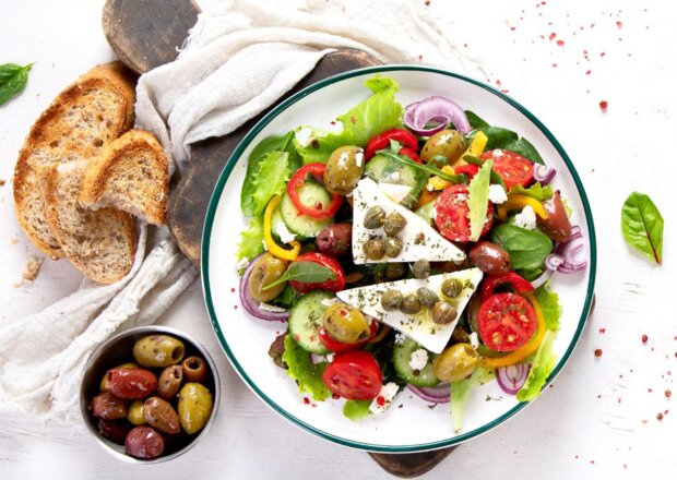 Fotografia przedstawiająca Sałatka grecka z grzankami ziołowymi