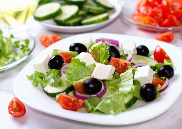 Fotografia przedstawiająca Sałatka grecka z majonezem