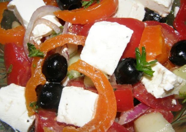 Fotografia przedstawiająca Sałatka grecka z serem feta i  czarnymi oliwkami