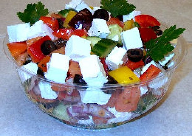Fotografia przedstawiająca salatka grecka