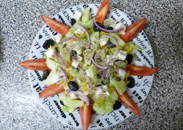 Fotografia przedstawiająca salatka grecka