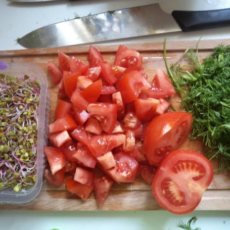 Krok 1 - Sałatka grillowa z pomidorem , kiełkami i koperkiem :) foto
