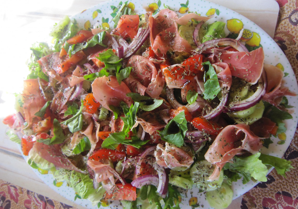 Sałatka grillowa z szynką suszoną foto