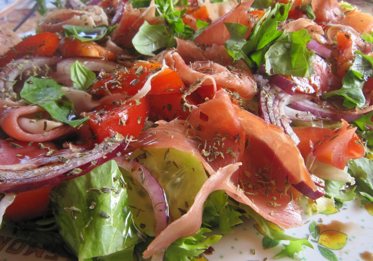 Sałatka grillowa z szynką suszoną foto