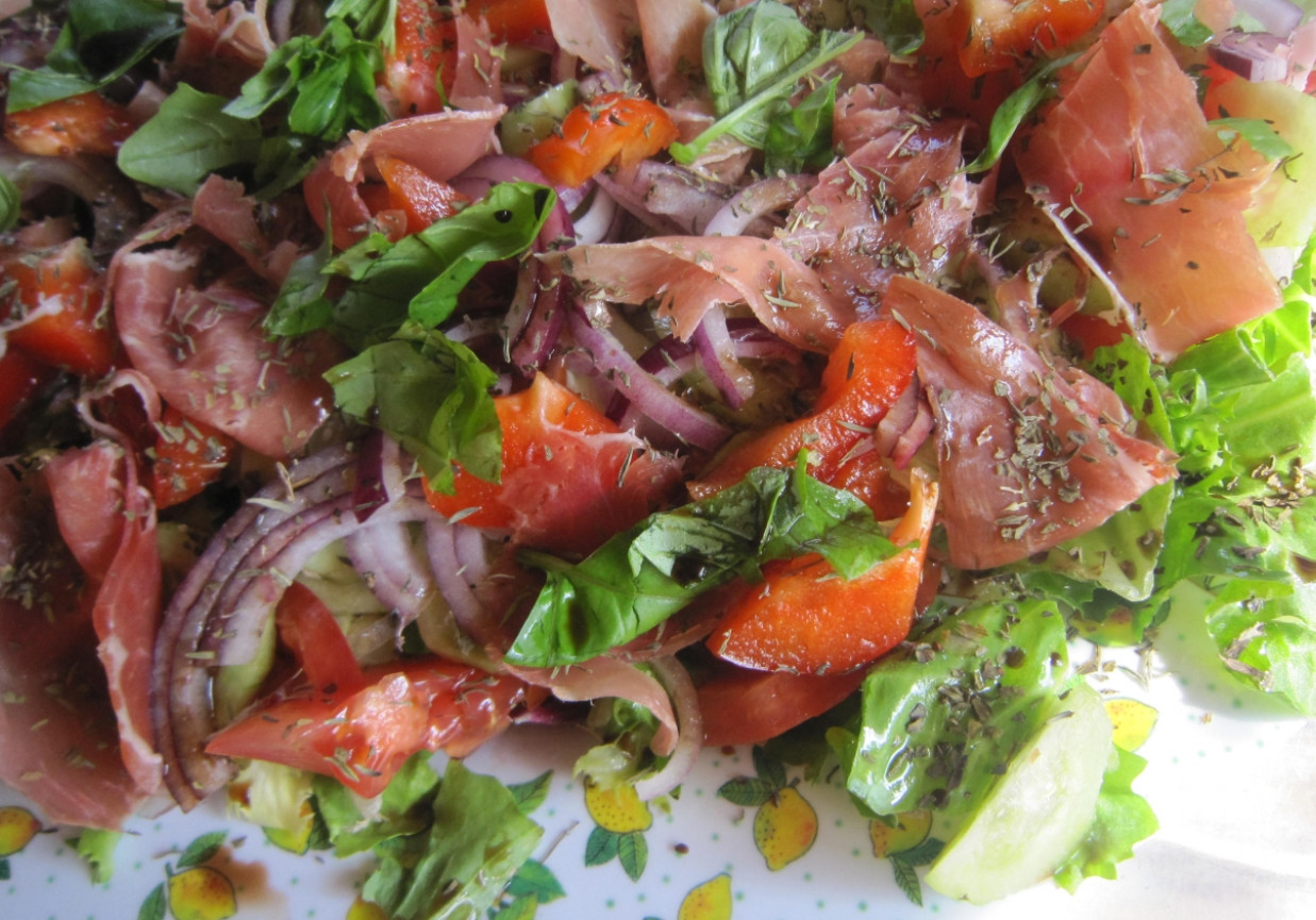 Sałatka grillowa z szynką suszoną foto