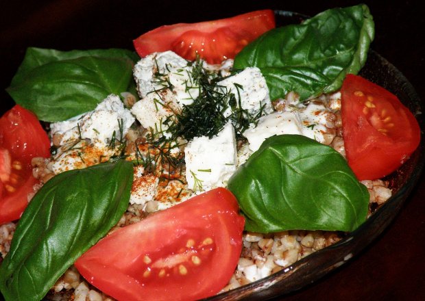 Fotografia przedstawiająca Sałatka gryczana z serem greckim i sosem czosnkowym