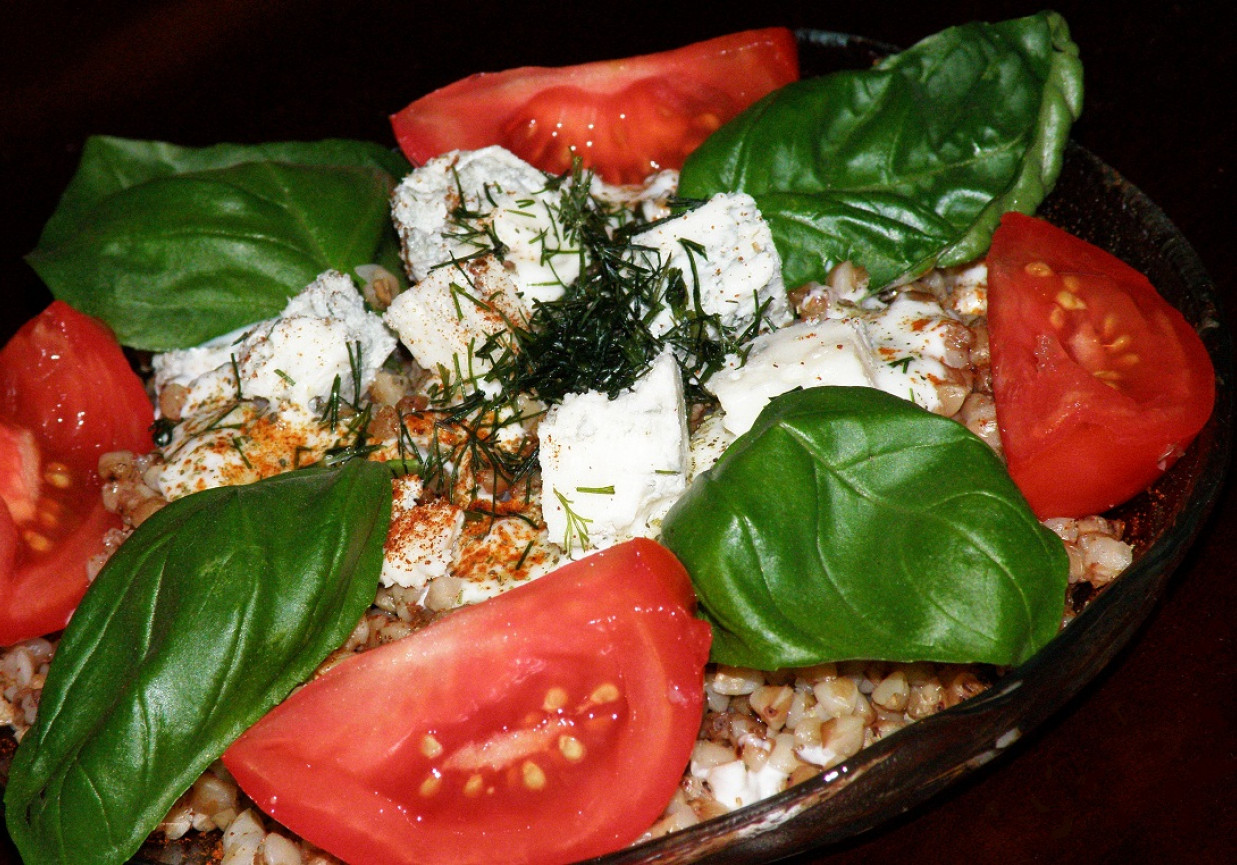 Sałatka gryczana z serem greckim i sosem czosnkowym foto
