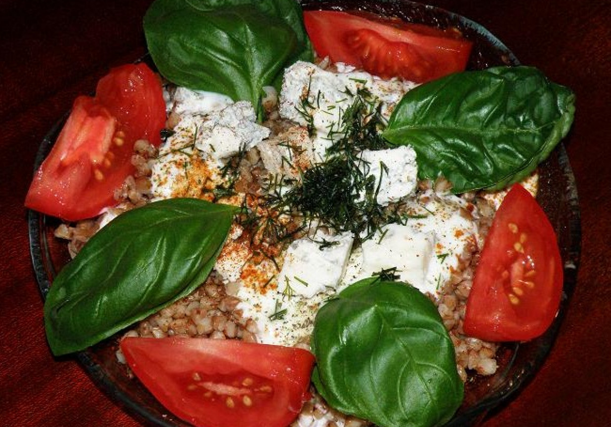 Sałatka gryczana z serem greckim i sosem czosnkowym foto