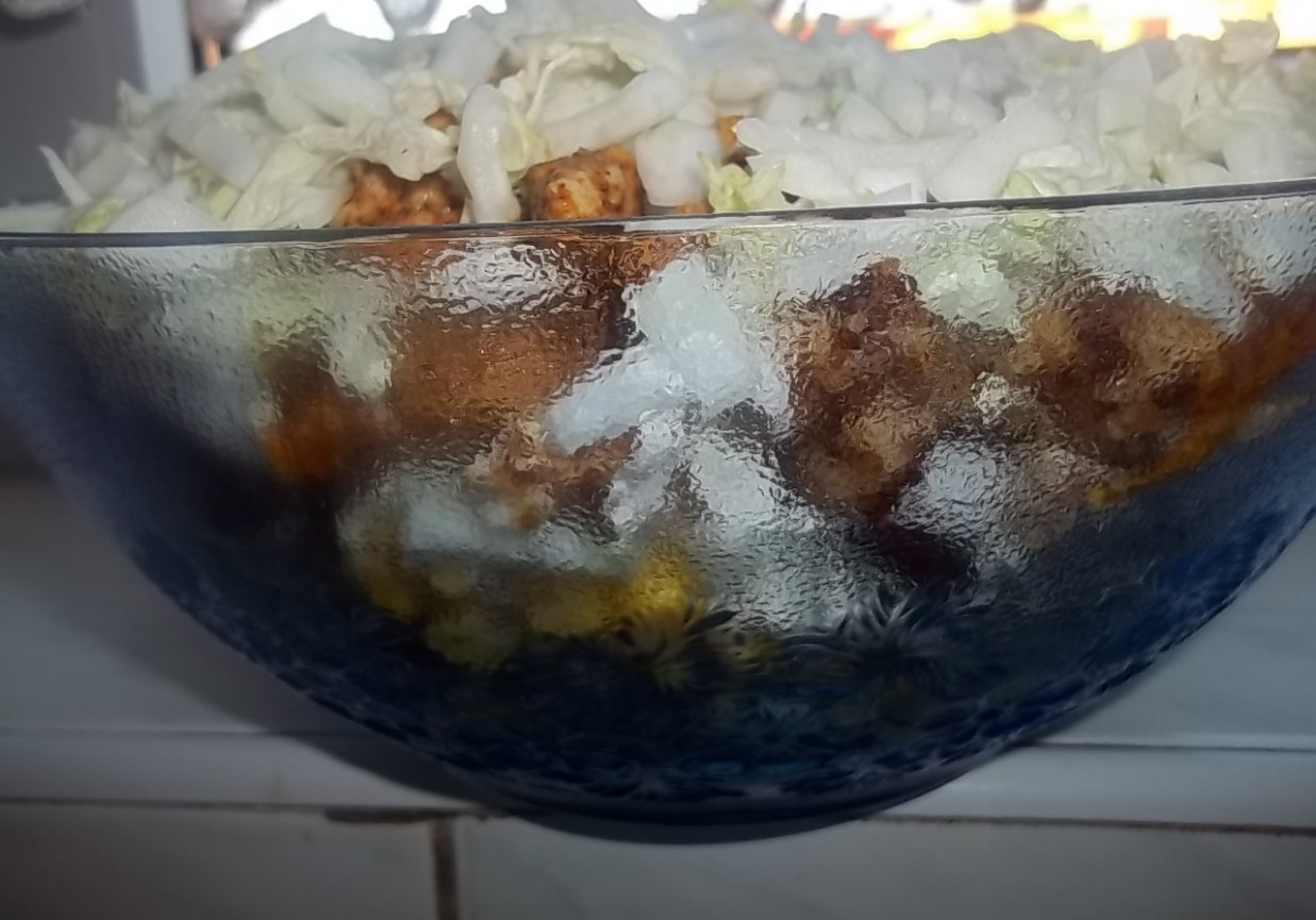 Sałatka gyros z jogurtowym sosem foto