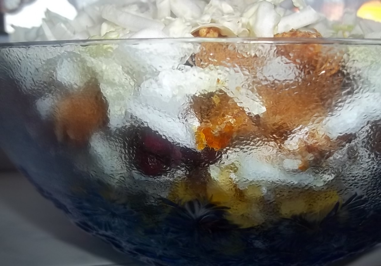 Sałatka gyros z jogurtowym sosem foto