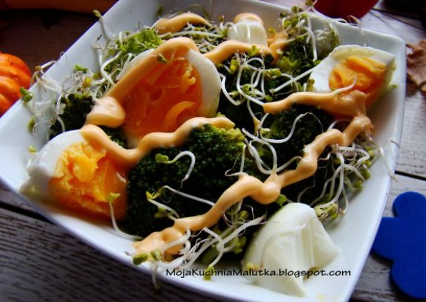 Fotografia przedstawiająca Sałatka jajeczna z brokułem i sosem serowym