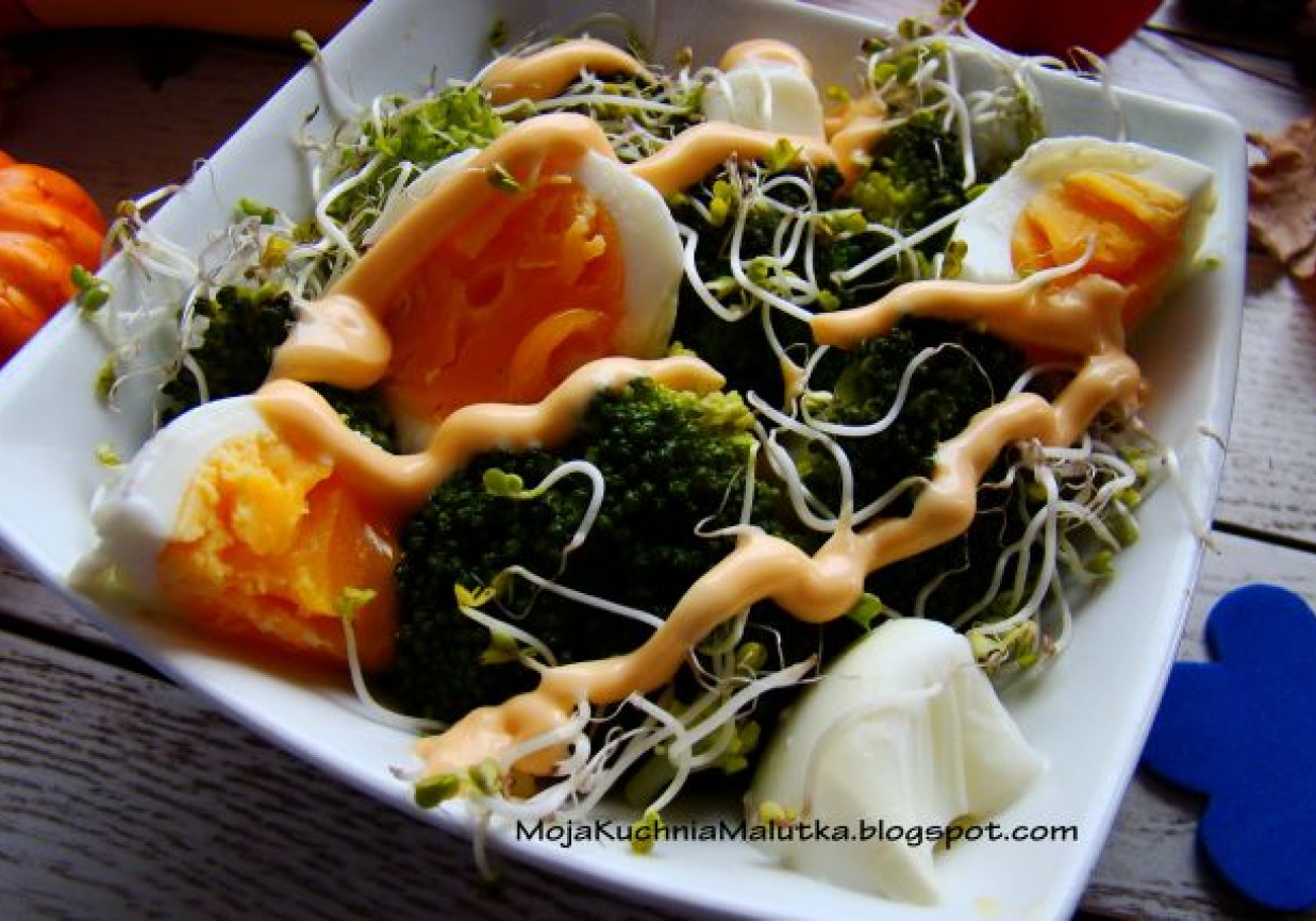 Sałatka jajeczna z brokułem i sosem serowym foto