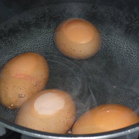 Krok 1 - Sałatka jajeczna z cebulką i natką pietruszki  foto