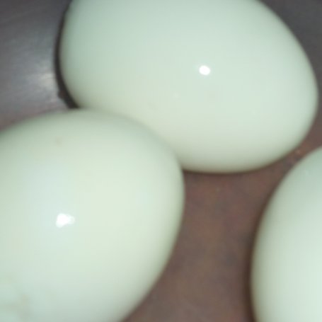 Krok 2 - Sałatka jajeczna z cebulką i natką pietruszki  foto