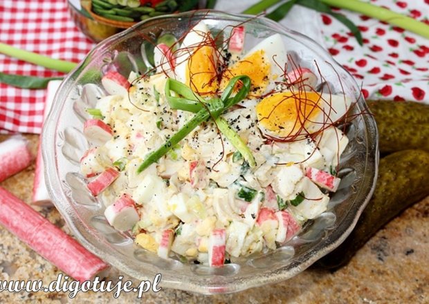 Fotografia przedstawiająca Sałatka jajeczna z paluszkami surimi i ogórkiem konserwowym