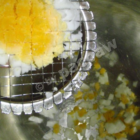 Krok 2 - Sałatka jajeczna z tuńczykiem, kukurydzą i fasolą czerwoną foto