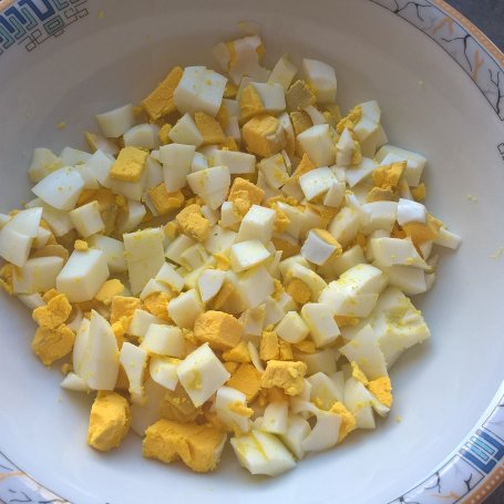 Krok 1 - Sałatka jajeczna z żółtym serem i koperkiem foto
