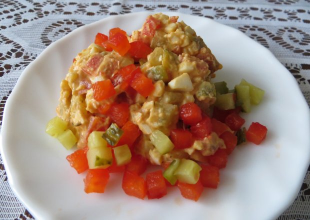 Fotografia przedstawiająca Sałatka jajeczno -warzywna z wasabi