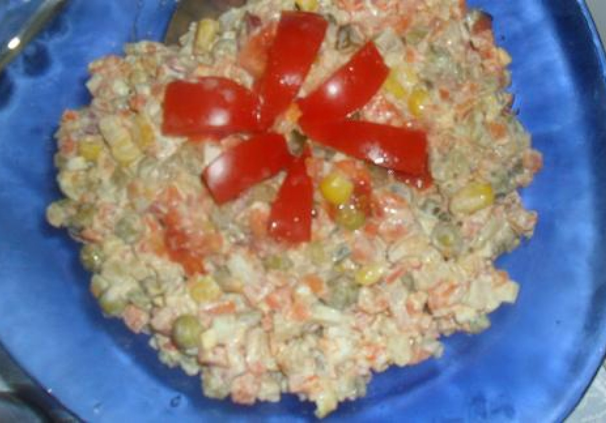 Sałatka jarzynowa z makaronem świderki foto