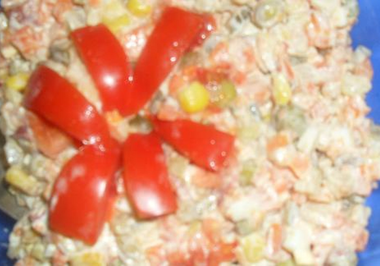 Sałatka jarzynowa z makaronem świderki foto