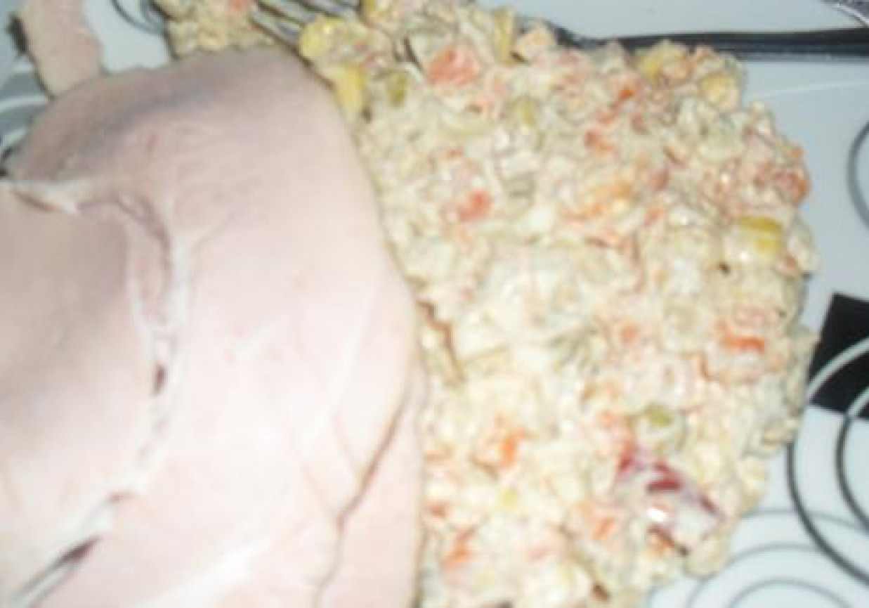 Sałatka jarzynowa z makaronem świderki foto