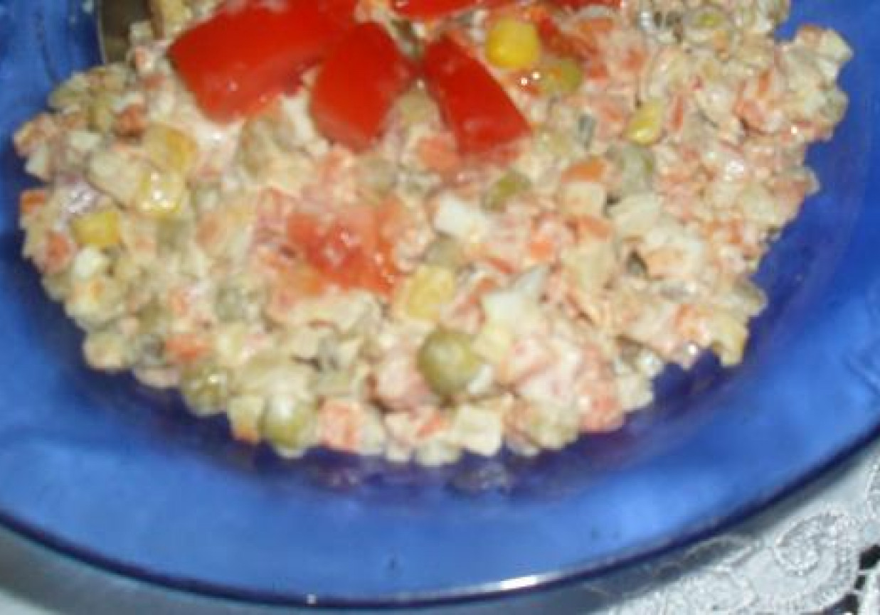 Sałatka jarzynowa z makaronem świderki foto