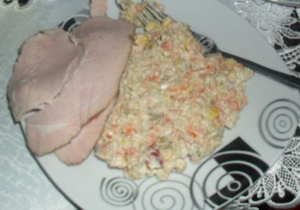 Sałatka jarzynowa z makaronem świderki foto